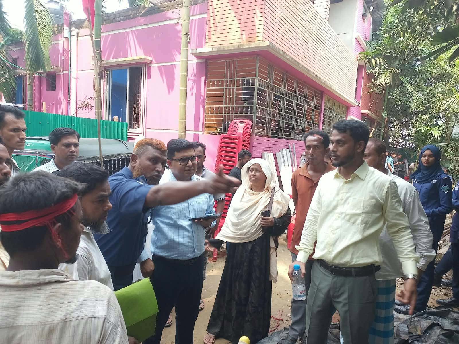 ৪৫ বছর পর ঢোল পিটিয়ে জমির দখল বুঝিয়ে দিলেন আদালত 1